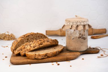 Ev yapımı mayalı ekmek dilimi çavdar ekmeği, çavdar ekmeği, çavdar kulağı, raptiye ve tahıl gevreği..