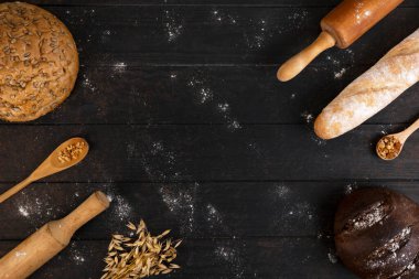 Çavdar unundan, çavdar kulaklarından, oklavadan ve tahıl gevreğinden ev yapımı ekşi ekmek yapıyorum. Boşluğu kopyala.