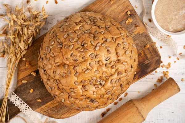 Çavdar ekmeği, çavdar ekmeği, çavdar kulağı, raptiye ve tahıl gevreği ile ev yapımı ekşi ekmek. Yakın plan..