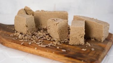 Türk ve Arap oryantal tatlıları, ay çekirdekli susam halkası. Ulusal yemek. Türk lokumu. Tahini halva parçaları, yan görüş. Yakın plan..