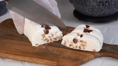 Türk ve Arap doğulu tatlıları kesme tahtasında kuru üzümlü susam halkası. Ulusal yemek. Türk lokumu. Tahini halva parçaları. Yakın plan..