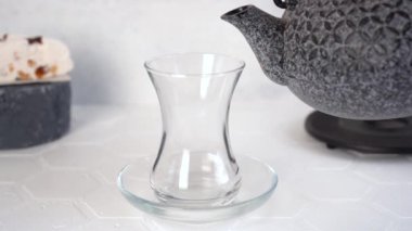 Arka planda bir podyumda Türk ve Arap usulü susamlı tatlı. Ulusal yiyecek ve içecek. Yan görünüm.
