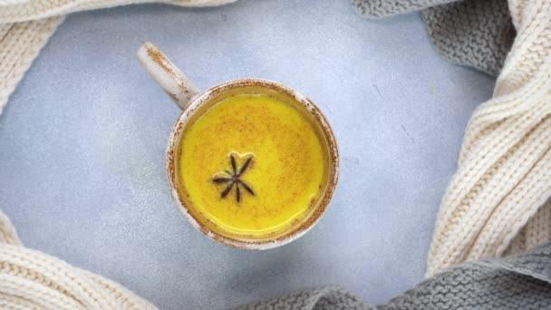 Ο αστεροειδής γλυκάνισος στριφογυρίζει σε ένα ποτήρι κουρκουμά με χρυσό γάλα φεγγαριού. Υγιεινό ποτό. — Αρχείο Βίντεο