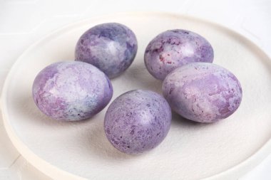 Paskalya yumurtalarını doğal boya karikatür çayıyla boyamak. Mermer efektli çok moda bir renk. Yakın plan..