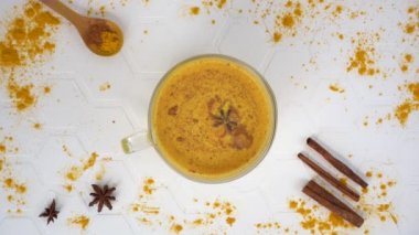 Yıldız anason bir bardak zerdeçal altın ay sütü içinde dönüyor. Sağlıklı içecek..