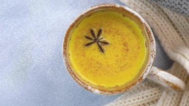 Yıldız anason bir bardak zerdeçal altın ay sütü içinde dönüyor. Sağlıklı içecek..