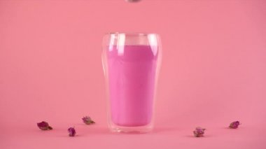 Pembe gül sütü. Bir bardak ay sütüne ılık süt köpüğü ekliyorum. Sağlıklı içecek..