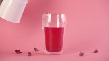 Pembe gül sütü. Bir bardak gül çayına süt ekliyorum. Sağlıklı bir içki. Ay sütü.