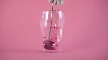 Gül yaprakları ve ejderha tozu ile pembe gül çayı yapmak. Sağlıklı içecek..