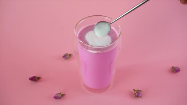 핑크 로즈 밀크. 달 우유 한 잔에 심장 모양의 거품을 넣고. 건강 한 음료. — 비디오