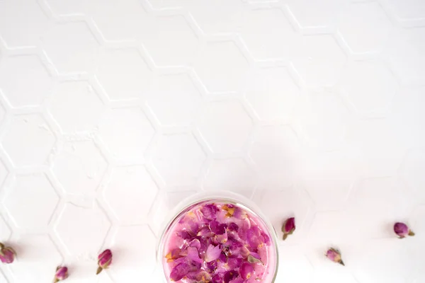 Rosa de leche de rosa con pétalos de rosa. Bebida saludable leche de luna. Copiar espacio. —  Fotos de Stock