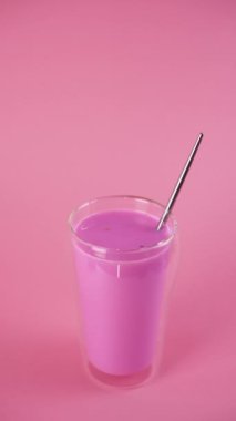 Pembe gül sütü. Bir bardak ay sütüne ılık süt köpüğü ekliyorum. Sağlıklı içecek..