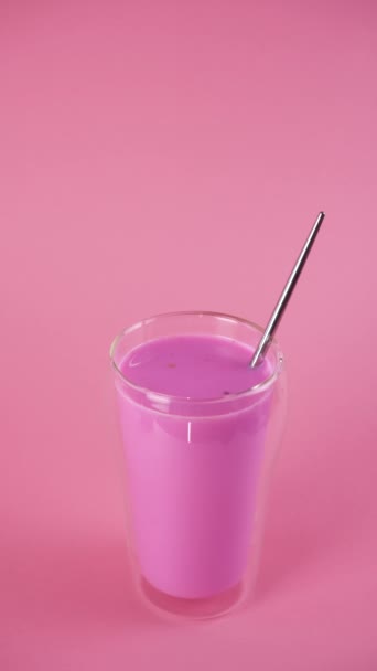 Rosa de leche de rosa. Añadiendo espuma de leche tibia a un vaso de leche de luna. Bebida saludable. — Vídeos de Stock
