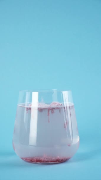 Κόνις κολλαγόνου σε ποτήρι νερό. Πρόσθετα υπερτροφών. Έννοια φροντίδας δέρματος. — Αρχείο Βίντεο