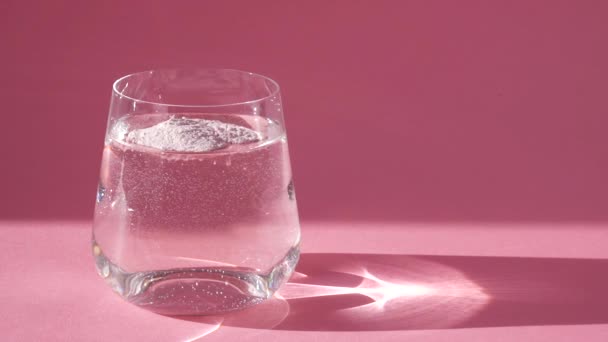 Kollagén por hozzáadása egy pohár vízbe. Szuperélelmiszer-adalékanyagok. Lassú mozgás.. — Stock videók
