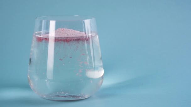 Kollagenpulver in ein Glas Wasser geben. Superfood-Zusatzstoffe. Hautpflege. — Stockvideo