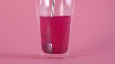 Gül yaprakları ve ejderha tozu ile pembe gül çayı yapmak. Sağlıklı içecek..