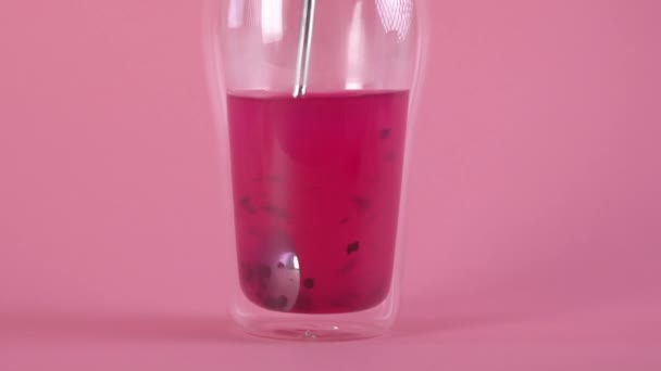 Fazendo chá rosa rosa com pétalas de rosa e pó de frutas de dragão. Bebida saudável. — Vídeo de Stock