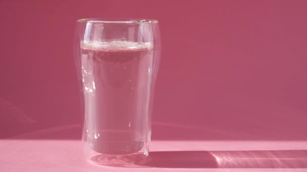 在一杯水中加入胶原粉.超级食品添加剂。慢动作. — 图库视频影像