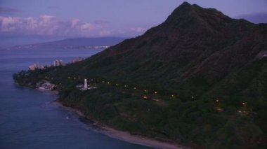 Waikiki, Oahu, Hawaii 2018 dolaylarında, şafakta Elmas Kafa ve Waikiki 'nin havadan görünüşü. Cineflex ve RED Epic-W Helyum ile çekilmiştir..