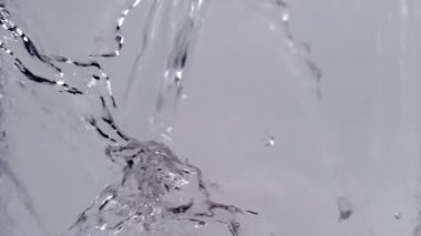 Su dökülüyor ve sıçrıyor, Fantom Flex 4K ile saniyede 1000 kare hızla çekiliyor.