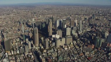 Tokyo, Japonya 2018 dolaylarında. Shinjuku şehir merkezinin havadan görüntüsü. Kırmızı kamerayla helikopterden çekilmiş..