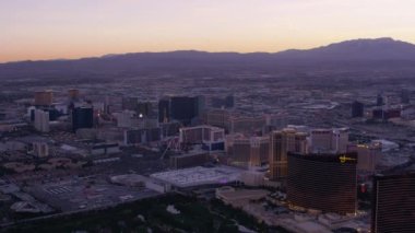 Las Vegas, Nevada dolaylarında 2017, günbatımında Las Vegas Bulvarı 'nın geniş açılı hava manzarası. Cineflex ve RED Epic-W Helyum ile çekilmiştir..