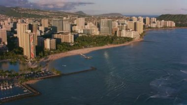 Honolulu, Oahu, Hawaii 2018 civarı. Waikiki ve Diamond Head 'in hava görüntüsü. Cineflex ve RED Epic-W Helyum ile çekilmiştir..