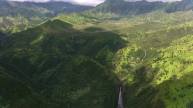 Kauai, Hawaii dolaylarında 2018, Manawaiopuna Şelaleleri 'nin havadan görünüşü Jurassic Falls olarak da bilinir. Cineflex ve RED Epic-W Helyum ile çekilmiştir..