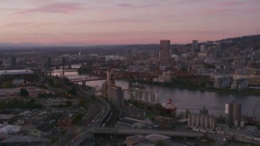 Portland, Oregon 2017 dolaylarında, Portland 'ın doğu yakasından Willamette Nehri' ne bakan havadan görüntüsü. Cineflex ve RED Epic-W Helyum ile çekilmiştir..