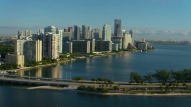 Rickenbacker Cauesway ve Miami, Florida şehir merkezinin hava görüntüsü