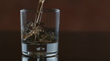 Viski yavaş çekimde cama dökülür; Fantom Flex 4K 'de 1000 fps' de çekilir.