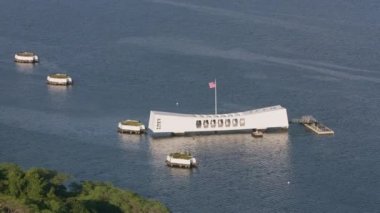 Oahu, Hawaii 2018 dolaylarında Pearl Harbor ve USS Arizona Memorial 'ın havadan görüntüsü. Cineflex ve RED Epic-W Helyum ile çekilmiştir..