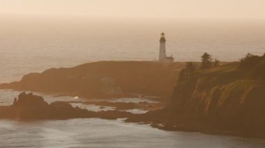 Newport, Oregon. 2017 dolaylarında. Gün batımında Yaquina Head Deniz Feneri 'nin havadan çekilmiş fotoğrafı. Cineflex ve RED Epic-W Helyum ile çekilmiştir..