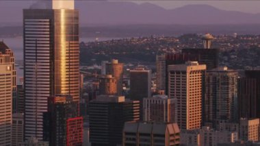 Seattle, Washington 2017 dolaylarında, gündoğumunda Seattle ve Space Needle 'ın havadan görüntüsü. Cineflex ve RED Epic-W Helyum ile çekilmiştir..
