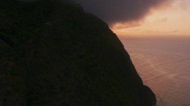 Molokai, Hawaii 2018 dolaylarında. Molokai sahil şeridinde günbatımının hava manzarası. Cineflex ve RED Epic-W Helyum ile çekilmiştir..