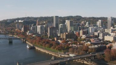 Portland, Oregon 2017 dolaylarında Portland ve Willamette Nehri 'nin havadan çekilmiş görüntüleri. Cineflex ve RED Epic-W Helyum ile çekilmiştir..
