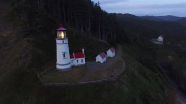 Gün batımında, Oregon 'da Heceta Head Deniz Feneri' nin hava görüntüsü.