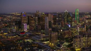 Dallas, Teksas - 2017 dolaylarında: Alacakaranlıkta Dallas, Teksas 'ın havadan görünüşü