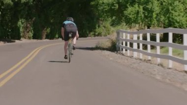 Bisikletçi şehir yolunda pedal çeviriyor. Ticari kullanım için tamamen serbest.