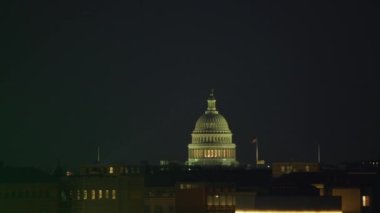 Washington, D.C. 2017 dolaylarında, gece Birleşik Devletler Kongre Binası 'nın havadan görünüşü. Cineflex ve RED Epic-W Helyum ile çekilmiştir..