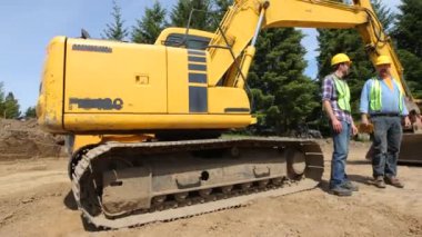 Şantiyede inşaat işçileri toplantı ve konuşma