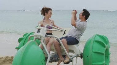 Hawaii 'de su bisikleti üstünde fotoğraf çeken bir çift.