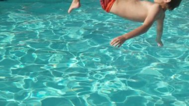 Çocuk yavaş çekimde havuza sıçrıyor, Fantom Flex 4K 'e ateş ediyor.