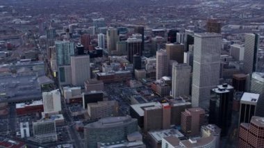 Denver, Colorado - 2017 dolaylarında Denver şehir merkezinin hava görüntüsü alacakaranlıkta