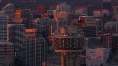 Dallas, Teksas - 2017 dolaylarında: Günbatımında Dallas ve Reunion Kulesi 'nin havadan görünüşü