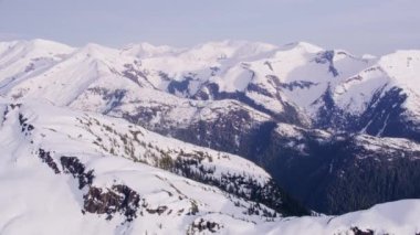 British Columbia, Kanada 2018 dolaylarında. Karla kaplı dağ sırasının havadan görünüşü. Helikopterden Cineflex gimbal ve RED Epic-W kamerasıyla çekildi..
