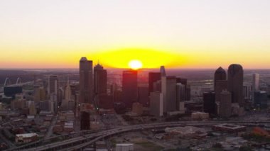 Dallas, Teksas - 2017 dolaylarında: Gün batımında şehrin havadan görünüşü