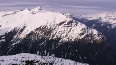 British Columbia, Kanada 2018 dolaylarında. Karla kaplı dağ sırasının havadan görünüşü. Helikopterden Cineflex gimbal ve RED Epic-W kamerasıyla çekildi..