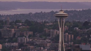 Seattle, Washington 2017 dolaylarında, gündoğumunda Seattle Uzay Şırıngası 'nın havadan görüntüsü. Cineflex ve RED Epic-W Helyum ile çekilmiştir..